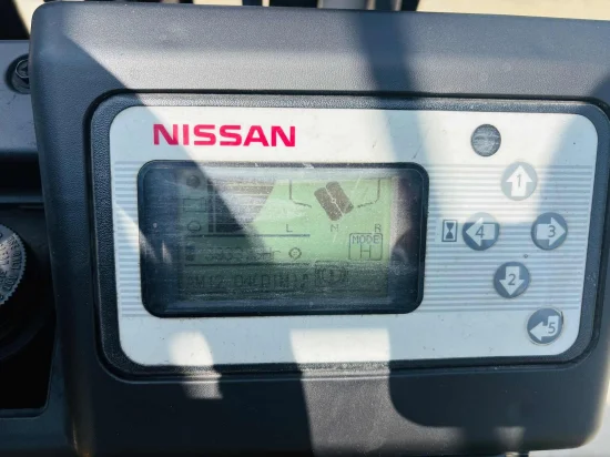 електрокар NISSAN